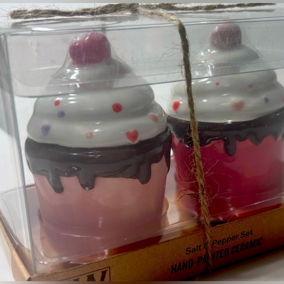 Boston Warehouses - Hand Painted Ceramic Cupcake Salt & Pepper Shakers - BNIB 🧁 - Picture 7 of 8